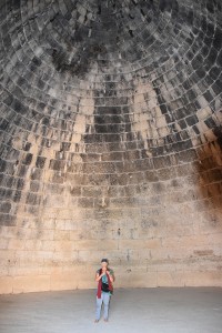 Inside the trasury of Arteus: an increadable acoustic if you stand right in the centre of the dome